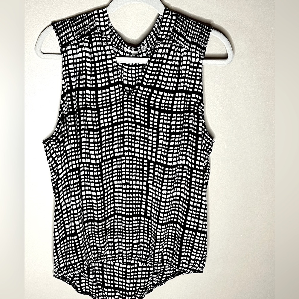 Nine Britton Black and White Graphic V Neck Woven Tank
